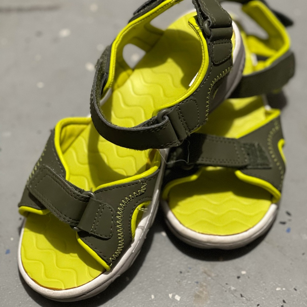 Boys sandals Lands End sz 2 like new